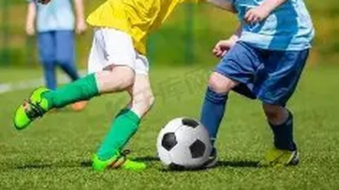 曾黎恋情曝光？中戏佳人牵手神秘男亲密互动